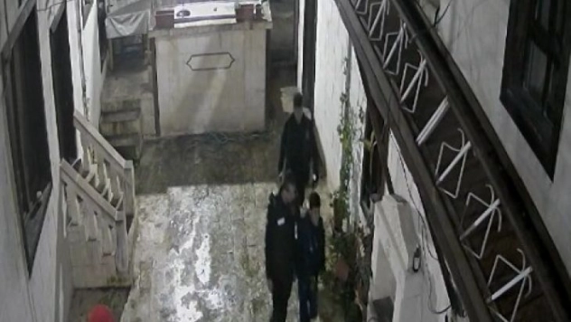 Basın bürosuna giren hırsızı gazeteciler yakaladı