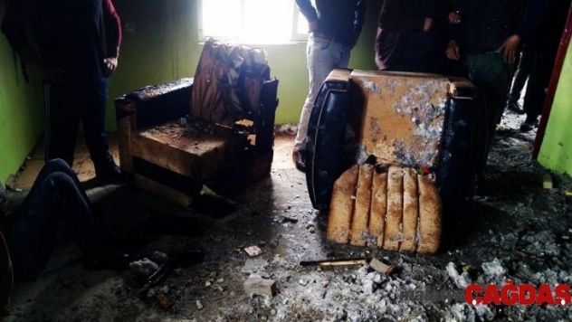 Başkale'de ev yangını