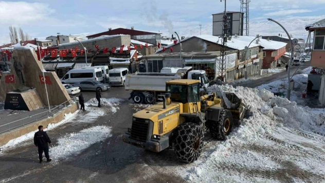 Başkale'de karla mücadele çalışması