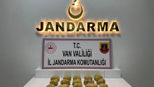 Başkale'de menfeze gizlenmiş 9 kilo 317 gram toz esrar ele geçirildi