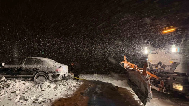 Başkale'de yoldan çıkan otomobil kara saplandı