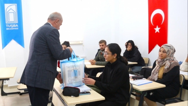 Başkan Akman'dan üniversite sınavına hazırlanan öğrencilere kitap desteği