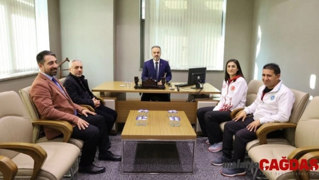 Başkan Aktaş olimpiyat yolcusu Hatice Kübra'yı kutladı