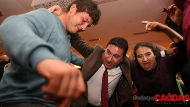 Başkan Aras engellilerle birlikte halay çekti