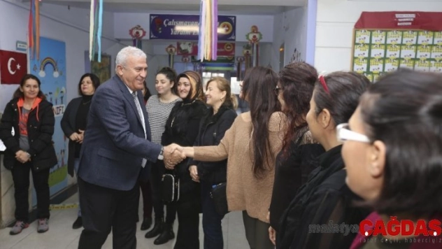 Başkan Atay, öğrencilere kitap ve interaktif şifresi hediye etti