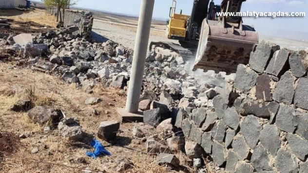 Başkan Beyoğlu, Duvar işgalini kaldırdı, uzun yılların ulaşım sorununu çözdü
