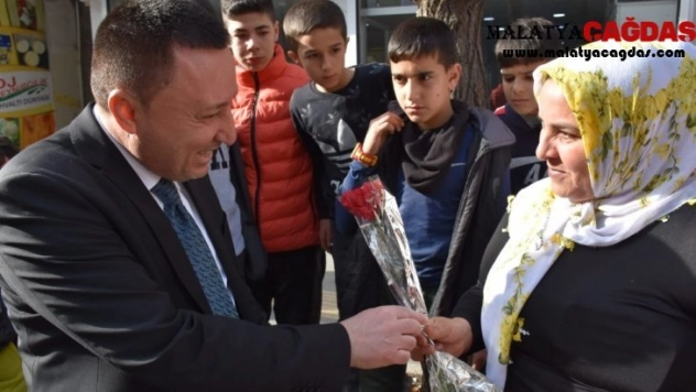 Başkan Beyoğlu kadınlara karanfil dağıttı