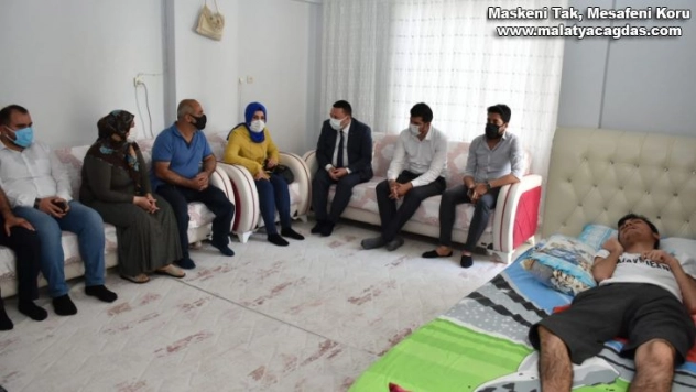 Başkan Beyoğlu'ndan SSPE hastası Ferhat'a moral ziyareti