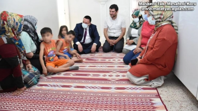 Başkan Beyoğlu, sara hastası çocuğa tekerlekli sandalye hediye etti