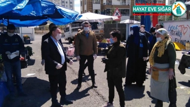Başkan Beyoğlu semt pazarlarında maske ve eldiven dağıttı
