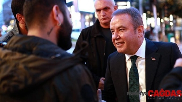 Başkan Böcek Atatürk Caddesi esnafını ziyaret etti