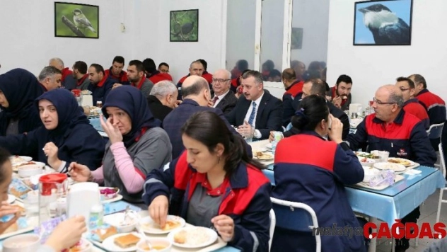 Başkan Büyükakın, emekçilerin sofrasına konuk oldu