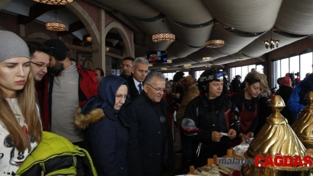 Başkan Büyükkılıç Erciyes'e çıktı, yerli ve yabancı misafirlerle görüştü, esnafları ziyaret etti ve incelemelerde bulundu