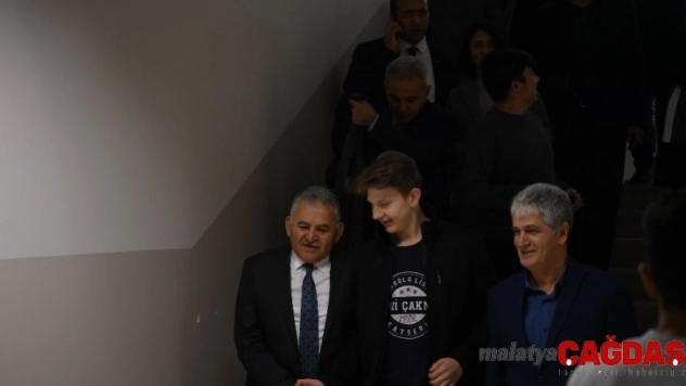 Başkan Büyükkılıç, Fevzi Çakmak Anadolu Lisesi'ni ziyaret ederek öğretmen ve öğrencilerle görüştü