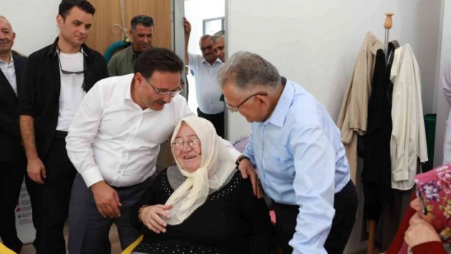 Başkan Büyükkılıç ile Vali Çiçek'ten özel çocuklar ve ulu çınarlara ziyaret