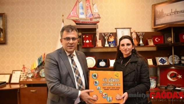 Başkan Çatal, Özel Eğitim Sınıfına Fil Görseli hediye etti