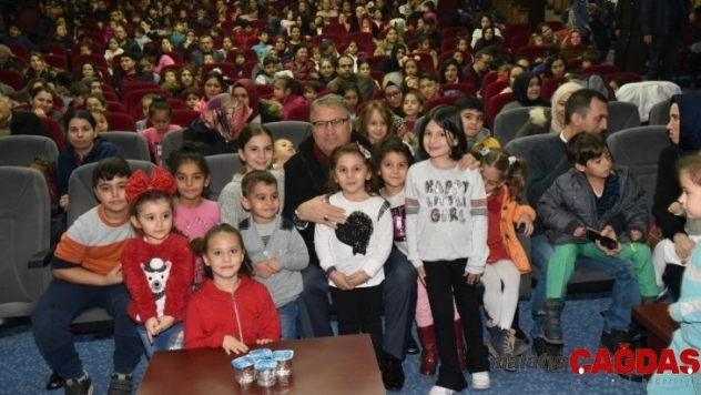 Başkan Çerçi miniklerle birlikte tiyatro izledi