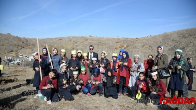 Başkan Çetin, Pursaklar'da ağaç dikti