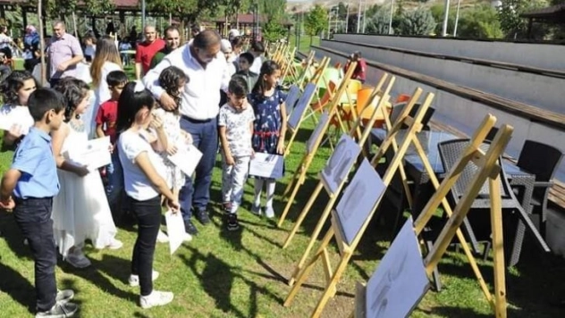 Başkan Çiftçi, resim sergisini gezdi