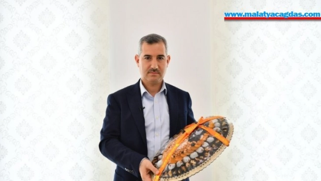 Bakan Koca'ya, Malatya kayısısı ile kayısı kolonyası gönderdi