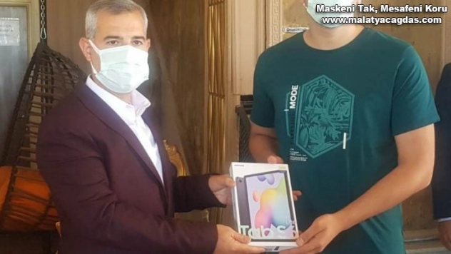 Başkan Çınar, başarılı öğrenciye hediye verdi