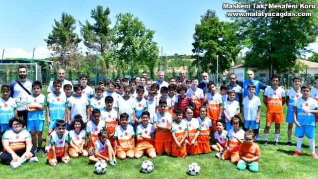 Başkan Çınar, futbol okulunu ziyaret etti