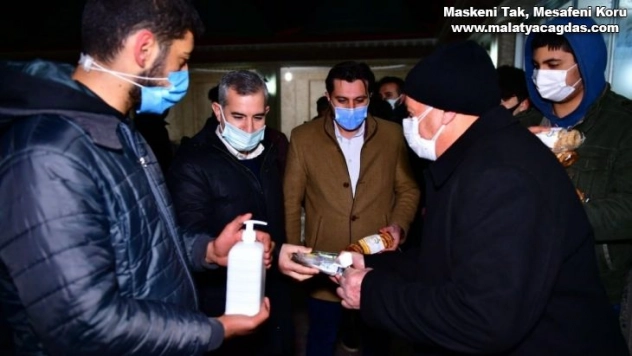 Başkan Çınar, kandil simidi, lokum ve gül suyu dağıttı