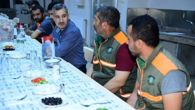 Başkan Çınar, temizlik personeli ile sahur yaptı
