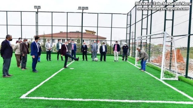 Başkan Çınar, yapımı tamamlanan semt sahasını inceledi