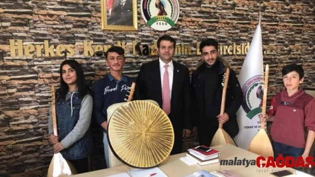 Başkan Çoğaç'tan öğrencilere saz ve erbane