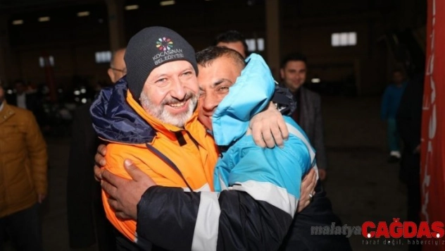 Başkan Çolakbayrakdar, daha kaliteli hizmet için işçilere kışlık kıyafet dağıttı