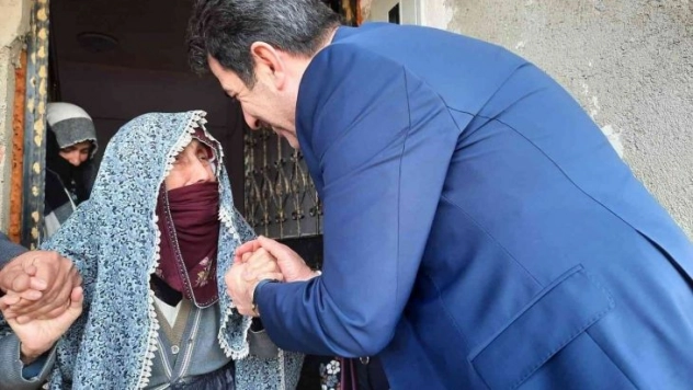 Başkan Coşkun'dan yaşlılara Ramazan ziyareti