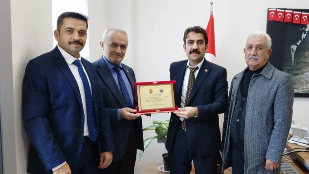 Başkan Dağ'dan Tapu Müdürü Salman Selağzı'na Takdir ve Plaket