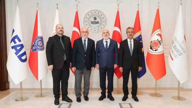 Başkan Dumandağ, bakan yardımcılarıyla bir araya geldi