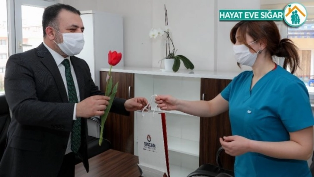 Başkan Ercan sağlıkçı, eczacı ve emniyet personeline lale hediye etti