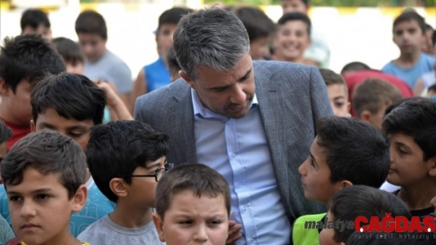 Başkan Ertuğrul Çetin, binlerce çocuğa spor malzemesi hediye etti