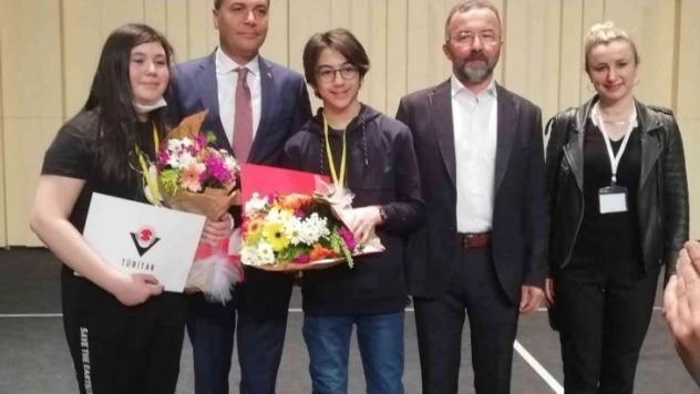 Başkan Fadıloğlu proje yarışmasında birinci olan öğrencileri tebrik etti