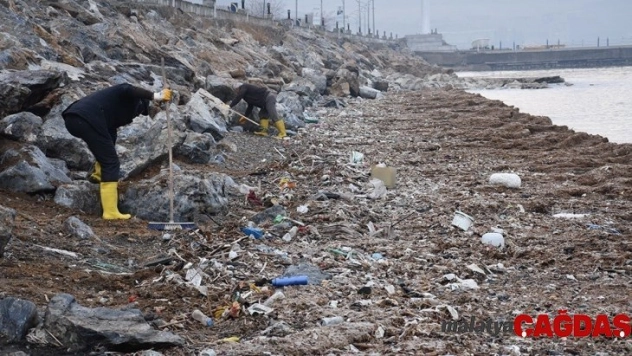 Başkan Geylani, Van Gölü sahilindeki temizlik çalışmalarını inceledi