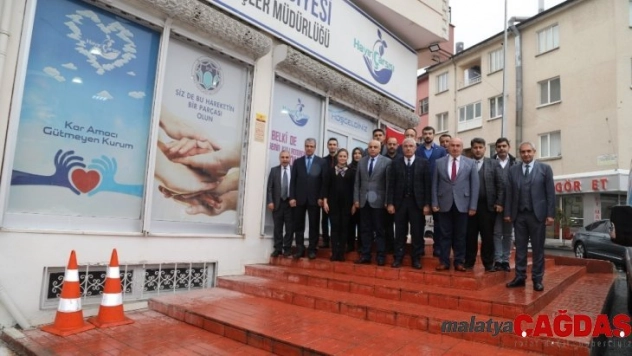 Başkan Güder,  Hayır Çarşısı'nda incelemelerde bulundu