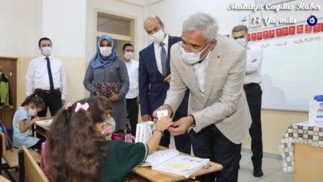 Başkan Güder'den öğrencilere ikram ve hediye
