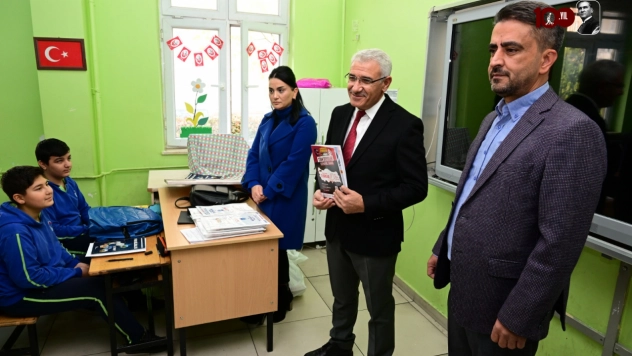 Başkan Güder'den Öğrencilere LGS Eğitim Seti Hediyesi