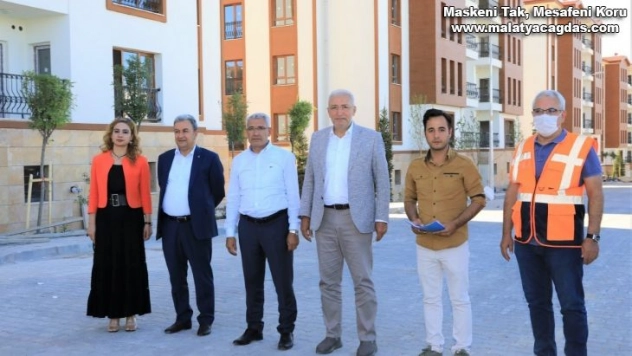 Başkan Güder deprem konutlarında incelemelerde bulundu