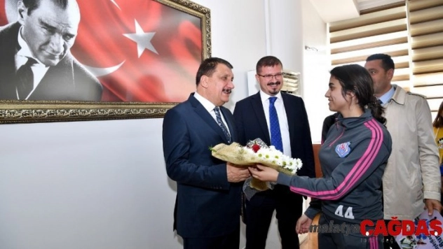 Başkan Gürkan'dan bayan futbol takımına destek