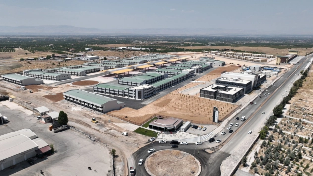 Başkan Gürkan, Dünya Kayısı Ticaret Merkezinde İncelemelerde Bulundu