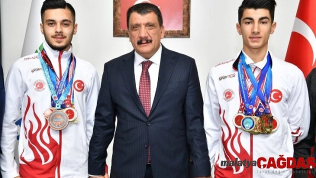 Başkan Gürkan, dünya üçüncüsü olan milli sporcuyu tebrik etti