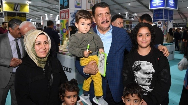 Başkan Gürkan Kitap Fuarını gezdi