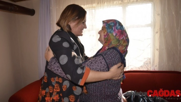 Başkan Hürriyet, engelli annesi kadının sevincini paylaştı