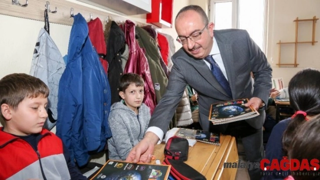 Başkan Kavuş, Bilim Kurdu Dergisi'ni öğrencilere dağıttı