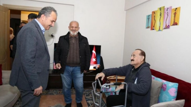 Başkan Kılınç'tan, usta sanatçıya hasta yatağında moral