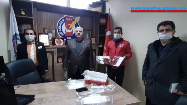 Başkan Kıymaz'dan gazetecilere maske